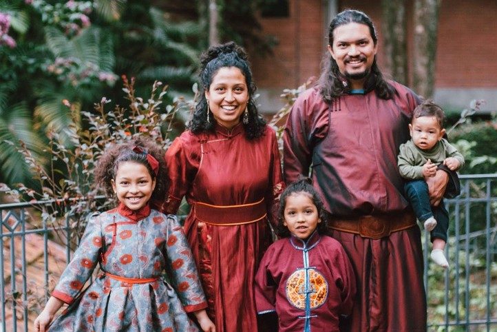 Com roupas típicas da Mongólia, Lucas e Juliana, com seus filhos, Flora, João e Marcos.