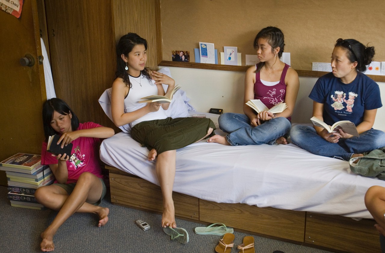 Hawaii EPIC Sudents Girls bible study in Amanda's room